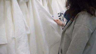 Kadın beyaz petek havlu mağazada seçme