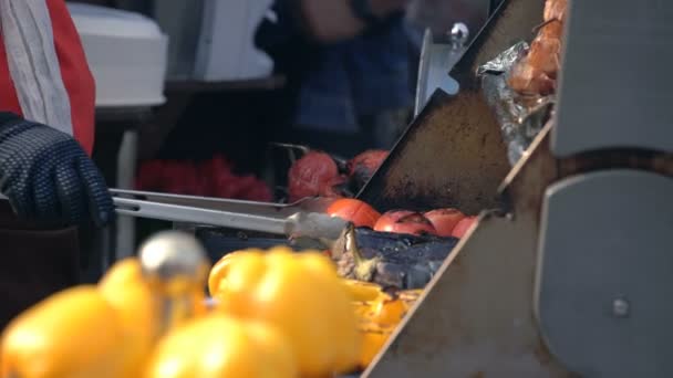 Koch wendet Gemüse auf dem Grill — Stockvideo