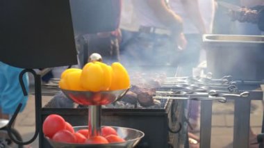 Şişleri kapalı ızgara et alarak yemek