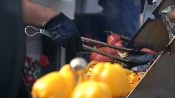 Koch wendet Gemüse auf dem Grill — Stockvideo