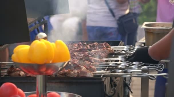 Cozinheiro tomando a carne grelhada fora espetos — Vídeo de Stock
