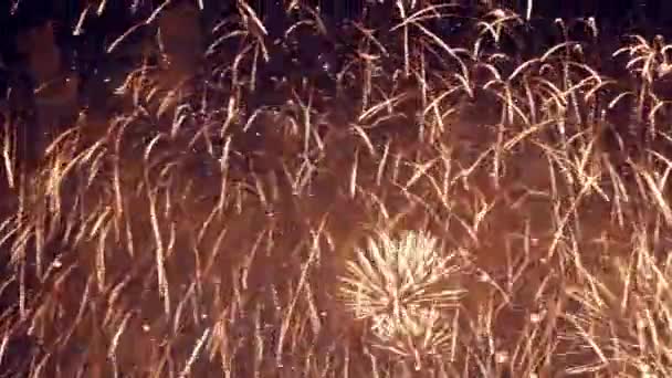 Gouden kleur nacht vuurwerk — Stockvideo