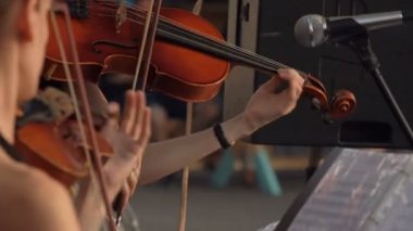 Moskova, Rusya, 18 Haziran 2016: gün içinde Keman çalmaya kemancı profesyonel bir müzisyen kız