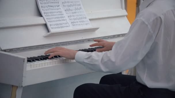 MOSCA, RUSSIA, 18 GIUGNO 2016: Musicista professionista che suona il pianoforte bianco — Video Stock