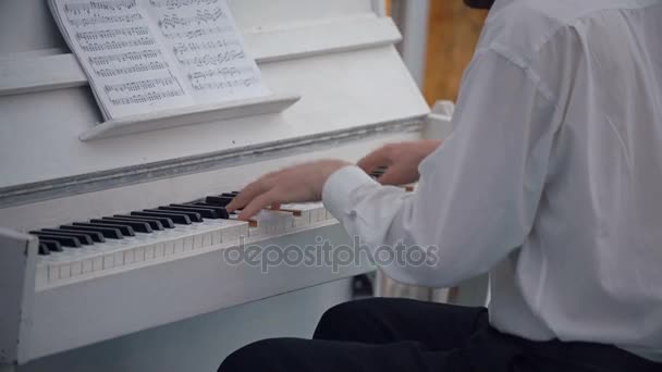 MOSCA, RUSSIA, 18 GIUGNO 2016: Musicista professionista che suona il pianoforte bianco — Video Stock
