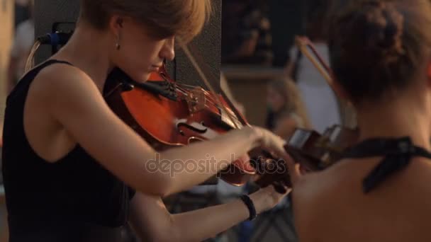 MOSCA, RUSSIA, 18 GIUGNO 2016: Ragazza che suona il violino al giorno, violinista è un musicista professionista — Video Stock