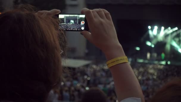 Moskou, Rusland, Jule 15, 2016: Vrouw schieten Music Concert op mobiele telefooncamera — Stockvideo