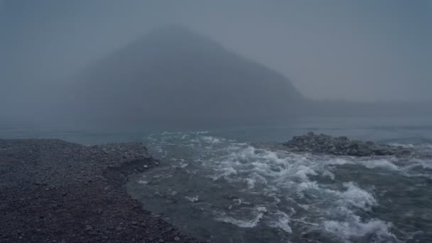 Grunt klart Rocky River på undersidan av enstaka berg Streaming till Thik Mist landskap filmen — Stockvideo