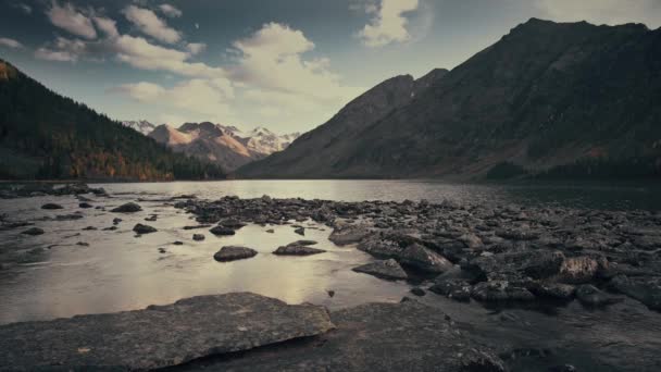 Río Still Reflejando el cielo rodeado de montañas siberianas y paisajes diurnos del bosque — Vídeo de stock