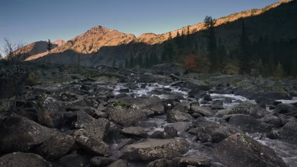 Still River Riflettendo cielo circondato da montagne siberiane e foresta di giorno paesaggio filmato — Video Stock