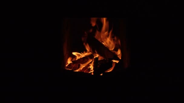 Vuur branden In de duisternis In de schoorsteen dicht omhoog beeldmateriaal — Stockvideo
