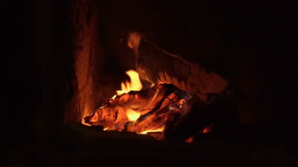 Fuego ardiendo en la oscuridad en la chimenea Primer plano Filmación — Vídeos de Stock