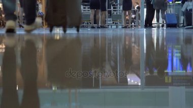 Barcelona, İspanya, 30 Nisan 2016: İnsanlar Bagaj ile Havaalanı Kalkış bölgesi yürüyüş aşağıdan vurdu