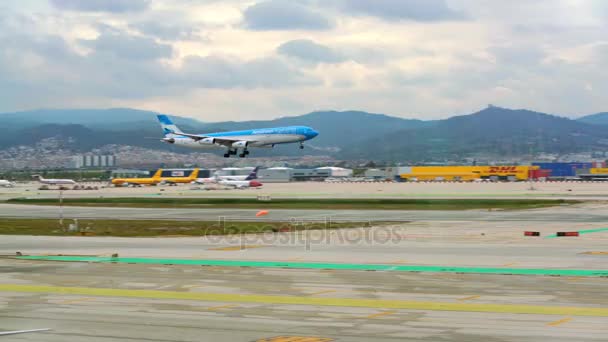 BARCELONA, ESPAÑA, 30 DE ABRIL DE 2016: Avión azul aterrizando en la pista del aeropuerto — Vídeo de stock