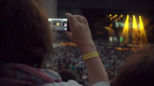 MOSCOW, RUSSIA, JULE 15, 2016: Woman Shooting Music Concert On Mobile Phone Camera — Stock Video