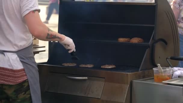 MOSCOW, RÚSSIA, JULHO 24, 2016: Cozinheiro transformando bifes de abelha em grelha — Vídeo de Stock