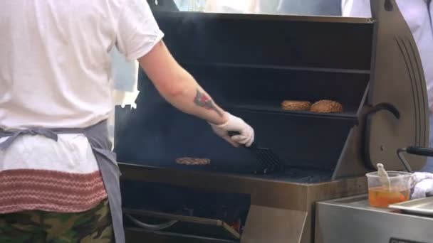 MOSCÚ, RUSIA, 24 DE JULIO DE 2016: Cocinar convirtiendo los filetes de abeja en la parrilla — Vídeo de stock