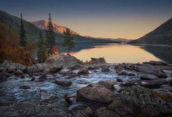 Hızlı Akış günbatımı görünümüne, Altay Dağları Yaylası doğa sonbahar manzara fotoğraf dönüm geniş ve sakin dağ nehir