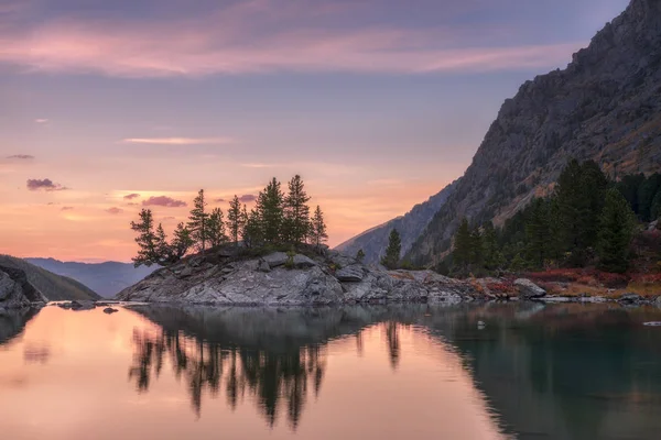 Günbatımı dağ gölü ile pembe sakin suları, Altay Dağları Yaylası doğa sonbahar manzara fotoğraf