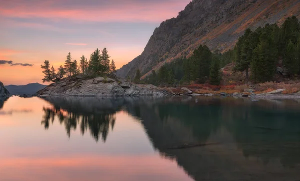 日落山湖与粉红色平静的水面，阿尔泰山高地自然秋天风景照片 — 图库照片