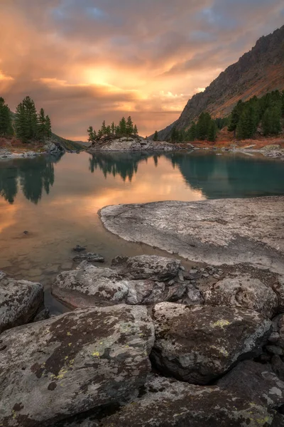 Gün batımı göl bir kayalık sahil, Altay Dağları Yaylası doğa sonbahar manzara fotoğraf ile dikey görünüm — Stok fotoğraf