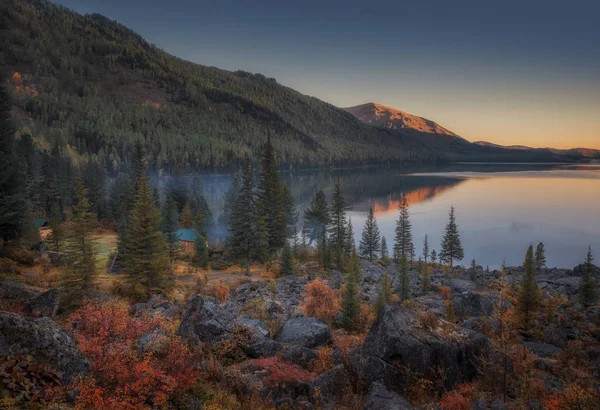 Vista al lago puesta del sol con agua tranquila y bosque siempre verde en la orilla, montañas de Altai Highland Naturaleza Paisaje de otoño Foto —  Fotos de Stock