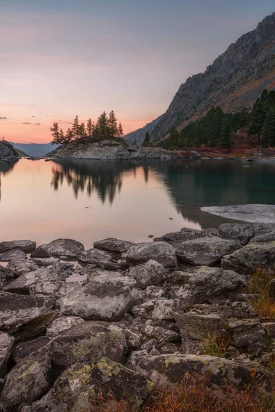 岩岸山湖的日落，阿尔泰山高地自然秋天风景照片 — 图库照片