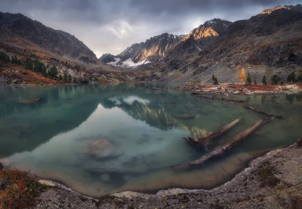 Blau schlammiges Wasser See umgeben von Bergen, die den Himmel reflektieren, Altai Berge Hochland Natur Herbst Landschaft Foto — Stockfoto