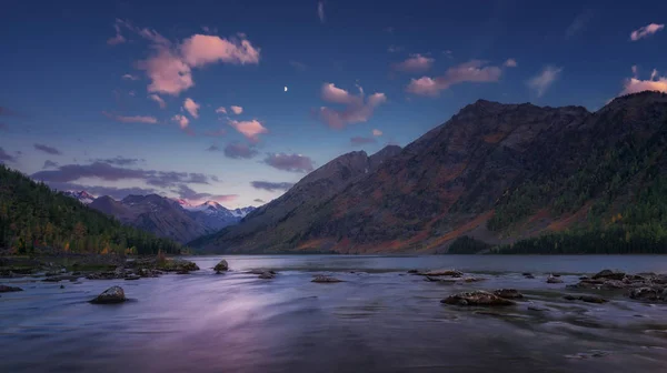 Mountain River View On Early Sunset con cielo blu e nuvole rosa, Altai montagne Highland natura autunno paesaggio foto Foto Stock Royalty Free