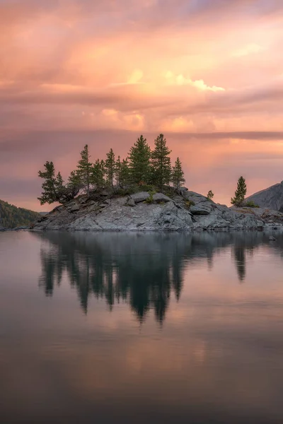 Rotsachtig eiland met pijnbomen op het bergmeer bij zonsondergang, Altai gebergte Highland natuur herfst landschap foto Rechtenvrije Stockafbeeldingen