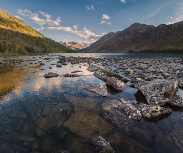 Lago roccioso circondato da montagne sotto il cielo blu, Altai Monti Highland Natura Autunno Paesaggio Foto Fotografia Stock