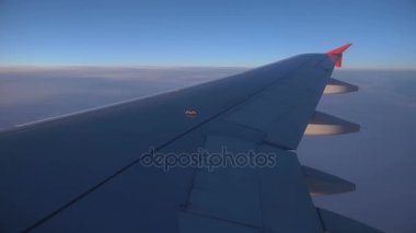 Jet uçak kanat mavi gökyüzü ve ufuk uçak penceresinden gördüm