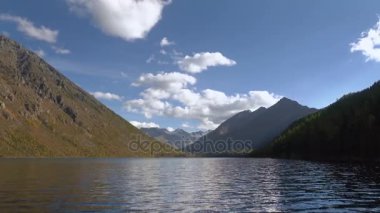 Dağ Nehri Dağ ve mavi gökyüzü manzaralı Altay Rusya üzerinde bir sürat teknesi sürme