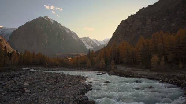 Ampio paesaggio siberiano del fiume di montagna con strada di montagna e passaggio in auto — Video Stock