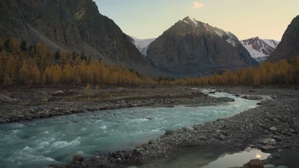 Amplio paisaje del río de montaña siberiano con carretera de montaña y coche que pasa — Vídeos de Stock