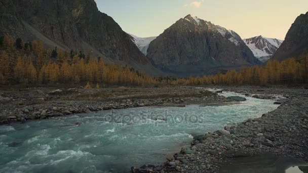 Amplio paisaje del río de montaña siberiano con carretera de montaña y coche que pasa — Vídeos de Stock