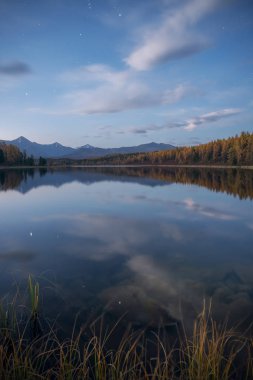 Ayna yüzey Gölü dikey yönlendirme sonbahar yatay, dağ gökyüzü üzerinde yıldız ile erken Eveing içinde