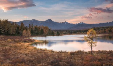 Dağ zemin üzerine, ayna yüzey Gölü sonbahar gündoğumu yatay