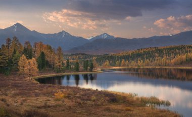 Ayna yüzey göl güzel sonbahar manzara arka plan üzerinde dağ silsilesi ile akşam