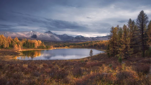 Mirror Surface Lake Autumn Landscape With Mountain Range On Background — Stock Photo, Image