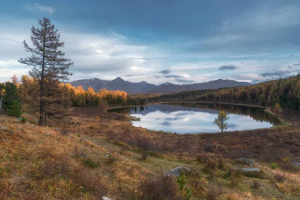 镜子表面湖惊险秋天风景的背景上的山脉 — 图库照片