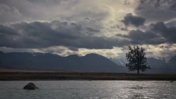 Hegyi táj és a folyó alatt egy viharos este drámai felhős timelapse, Siberia — Stock videók