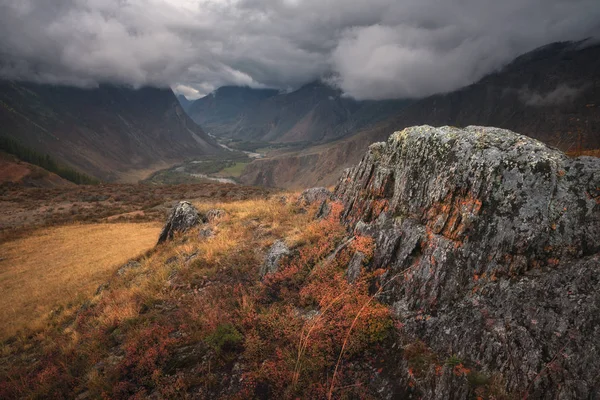 Podzimní horské krajiny, nízká obloha pokrývá vrcholky hor Stock Obrázky