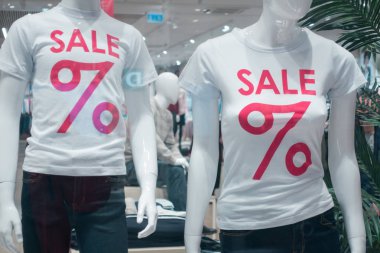 Metin satış ve yüzde işareti, satış konsepti ile gömlek giymiş mankenler