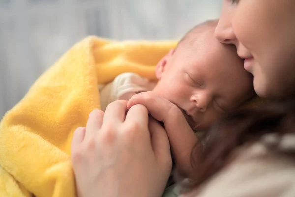 Egy újszülött gazdaságban a karjában, a gyönyörű nő, Jogdíjmentes Stock Képek