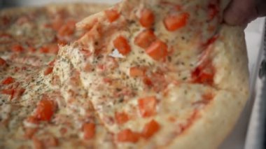 Taze peynir ve domates ile tepesinde geleneksel vejetaryen pizza hazırlanan