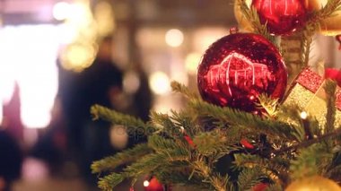 Noel ağacı dalı kırmızı topları ile dekore edilmiş