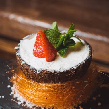 Hindistan cevizi tatlı çilek ile