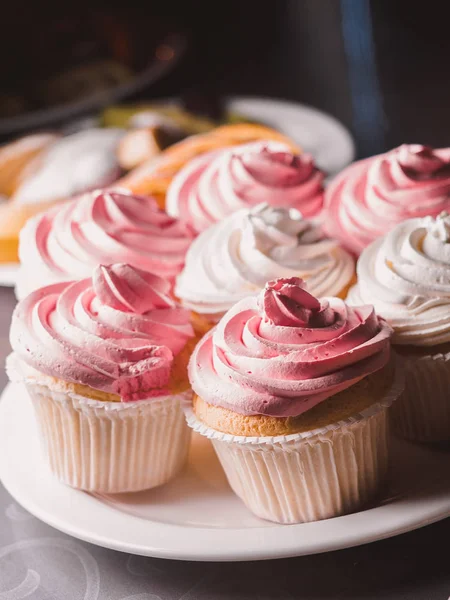 Cupcakes coloridos na placa — Fotografia de Stock