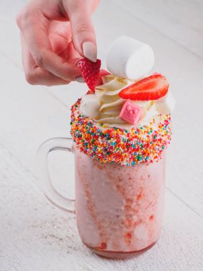 Pembe çilek freakshake